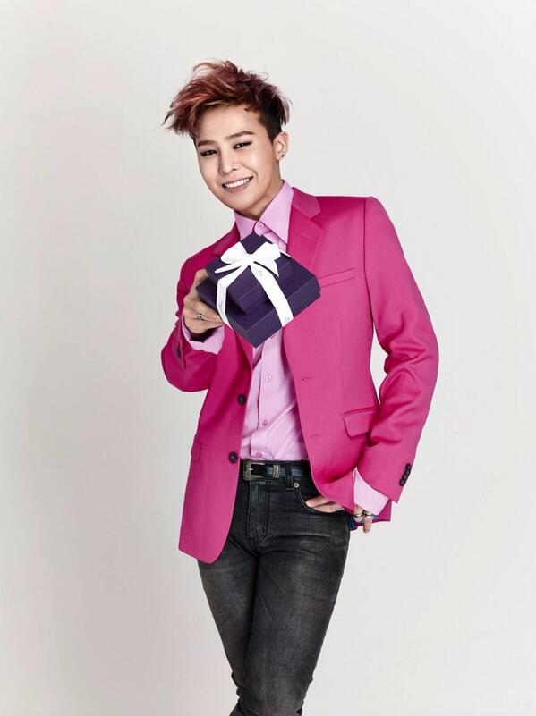 G-Dragon with gift